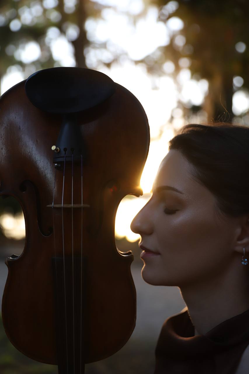 Portrait photograph of Tatev Muradyan with violin